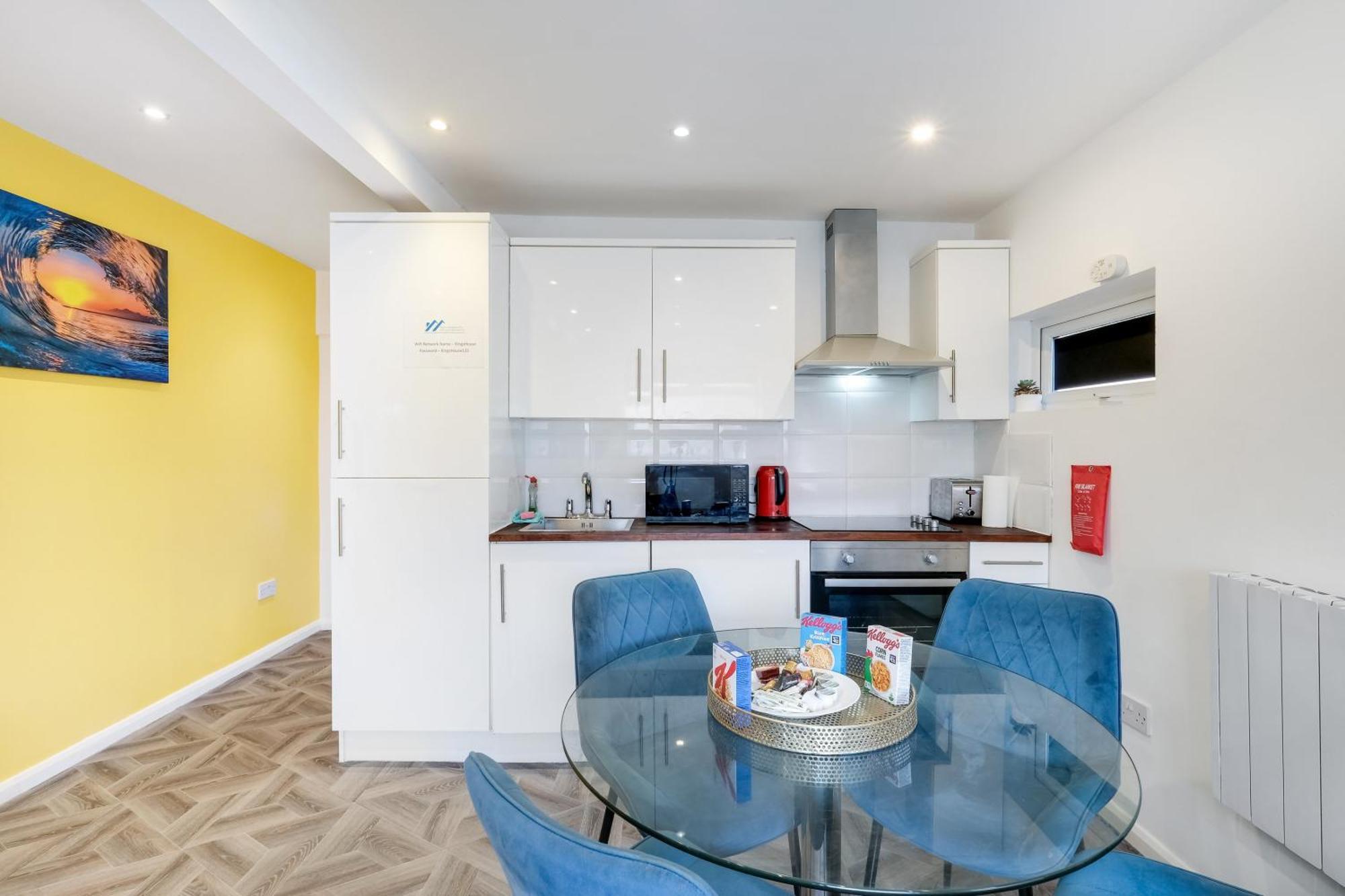 Northolt  Kings House Apartment Hayes, West London Apt A מראה חיצוני תמונה
