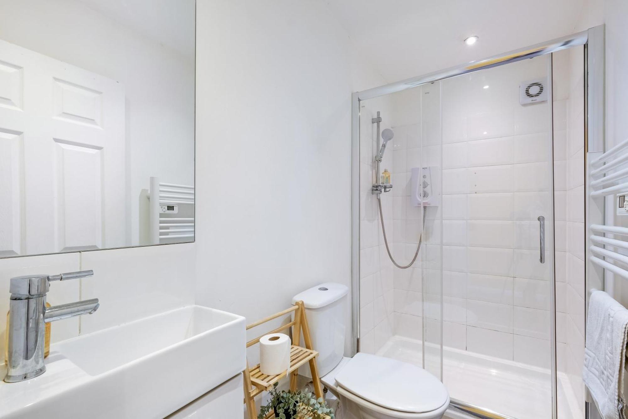 Northolt  Kings House Apartment Hayes, West London Apt A מראה חיצוני תמונה